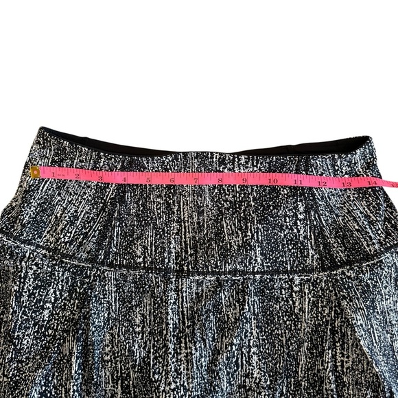 Lululemon Athletica Lost In Pace Black and White Pleated Mini Skirt Like New - Picture 4 of 9
